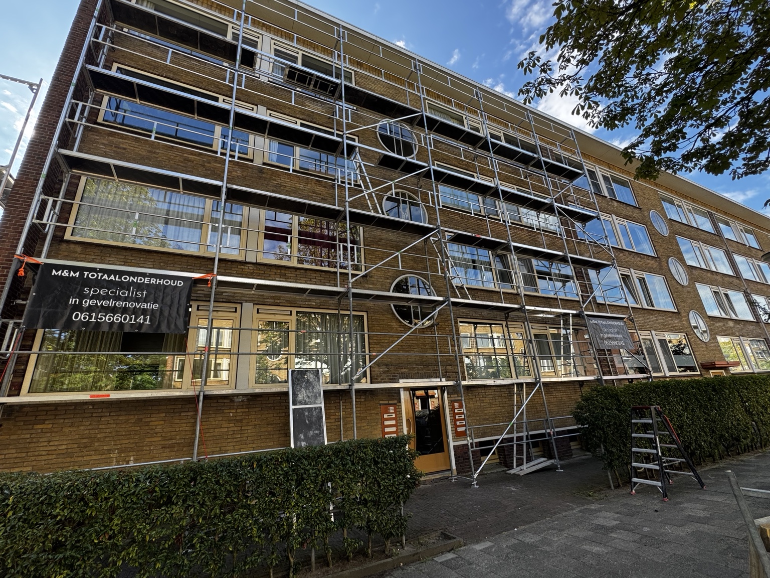 Groot gevelproject met steigers van M&M Totaalonderhoud