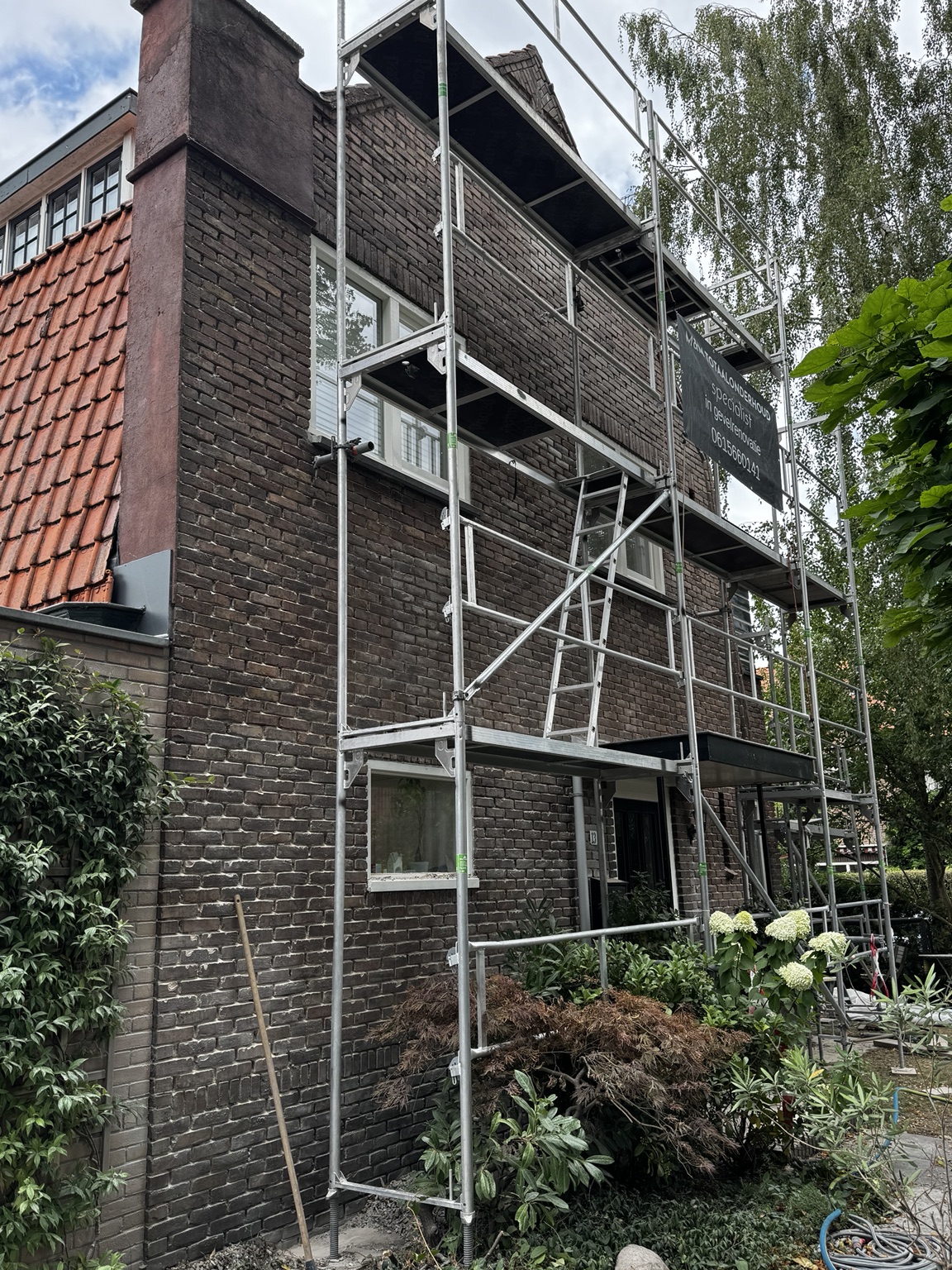 Gevelrenovatie woning met steiger